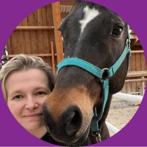 Carole HANRIOT équicoach certifiée avec un cheval lors d'un séminaire découverte d'équicoaching Lyon